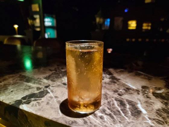 도수 12%, 청량한 탄산감 뒤에 따라오는 부드러운 위스키 향의 ‘위스키 하이볼’. 사진 김형규