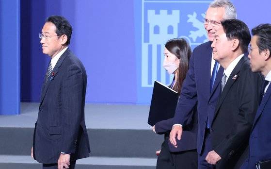 나토 정상회의 참석을 위해 스페인을 방문한 윤석열 대통령과 기시다 후미오 일본 총리가 29일(현지시간) 마드리드 이페마 컨벤션센터에서 아시아 태평양 4개국 정상, 옌슨 스톨텐베르그 나토 사무총장과 기념촬영을 마친 뒤 단상에서 내려오고 있다. 연합뉴스