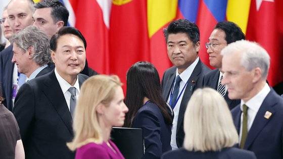 윤석열 대통령이 29일(현지시간) 스페인 마드리드 이페마 국제회의장에서 열린 NATO 동맹국?파트너국 정상회의에 참석하고 있다. 오른쪽에 기시다 후미오 일본 총리가 서 있다. 대통령실 사진기자단