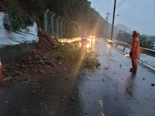 ▲ 춘천시 서면 현암리 403번 지방도 토사 유출[강원도소방본부 제공]