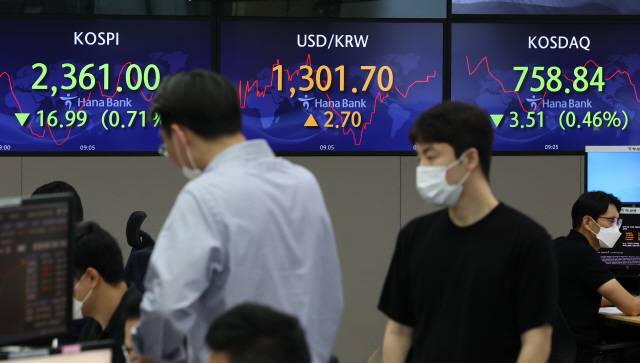 ▲ 코스피가 외국인과 기관 매도에 하락세로 출발한 30일 오전 서울 중구 하나은행 본점 딜링룸에서 직원들이 업무를 보고 있다.    원/달러 환율은 전 거래일보다 1.5원 오른 1,300.5원에 개장했다. 연합뉴스