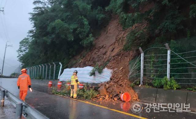 ▲ 30일 오전 4시 59분쯤 춘천시 서면 현암리의 야산에서 호우로 인해 토사가 유출됐다.