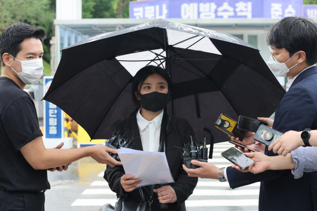 ▲ 국민의힘 이준석 대표에게 성 접대를 한 의혹을 받는 김성진 아이카이스트 대표 측 법률대리인인 김소연 변호사가 30일 경기 의왕 서울구치소에서 진행된 서울경찰청 반부패·공공범죄수사대의 김 대표에 대한 접견조사에 참관 후 취재진의 질문에 답하고 있다. [연합뉴스]