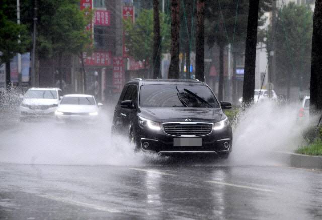 ▲  장맛비가 내린 29일 춘천 온의동에서 차량들이 물보라를 일으키며 달리고 있다. 김정호