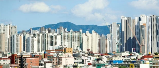 대구 수성구 등 전국 6개 지역이 투기과열지구에서 해제되면서 대규모 미분양 사태가 해소될지 관심이 쏠린다. 미분양 물량이 쌓여가는 대구의 한 아파트 단지.     /연합뉴스