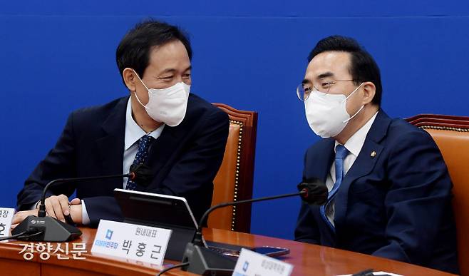 우상호 더불어민주당 비상대책위원장과 박홍근 원내대표가 지난 29일 오전 서울 여의도 국회에서 열린 비상대책위원회의에서 대화를 나누고 있다./국회사진기자단