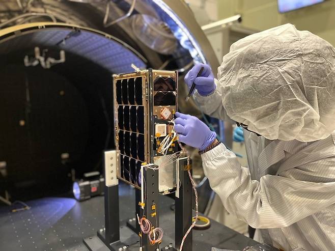 조선대 연구팀이 큐브 위성을 대상으로 열진공시험을 준비하고 있다. 조선대 큐브 위성은 지난 29일 성능검증위성에서 분리되는 데 성공했다. 과학기술정보통신부 제공
