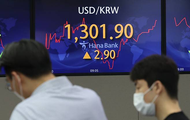 30일 오전 서울 중구 하나은행 본점 딜링룸에서 직원들이 업무를 보고 있다.