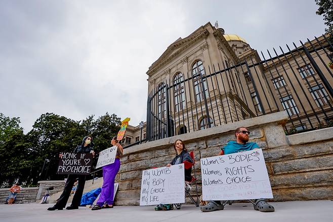 임신중단을 지지하는 일부 시민들이 29일(현지시간) 미국 조지아주 애틀란타에 있는 조지아주의회 앞에서 시위를  벌이고 있다. EPA연합뉴스