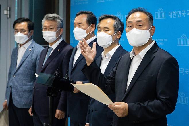 김원이 의원(오른쪽)을 비롯한 광주·전남 국회의원들이 30일 서울 여의도 국회 소통관에서 기자회견을 열고 더불어민주당 광주·전남 국회의원 혁신 결의문을 발표하고 있다. /국회사진기자단