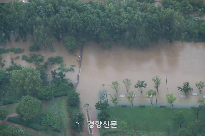 수도권에 호우특보가 발효되는 등 많은 비가 내린 30일 서울 여의도 63아트에서 내려다본 여의도 한강공원 일부가 물에 잠겨 있다. / 이준헌 기자