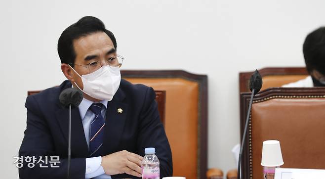 30일 더불어민주당 원내대표 회의실에서 열린 ‘납품단가 연동제 입법 토론회’에서 박홍근 원내대표가 업계상황을 듣고 있다. 국회사진기자단