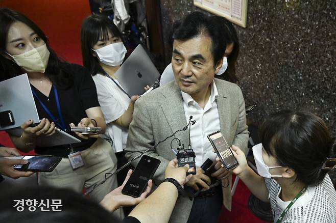 안규백 더불어민주당 전당대회준비위원장이 지난 29일 국회 원내대표실에서 열린 비공개 전준위 회의에 참석하기 앞서 취재진의 질문에 답하고 있다.  국회사진기자단