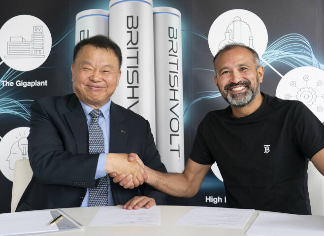 Posco Chemical CEO Min Kyung-zoon (left) and Britishvolt CEO Orral Nadjari (right) pose for a photo after signing an agreement in UK, Thursday. (Posco Chemical)