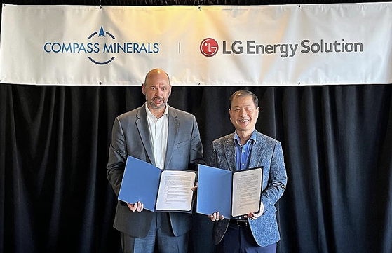 Kim Dong-soo, right, senior vice president of LG Energy Solution, poses with Chris Yandell, head of lithium at Compass Minerals, after signing an MOU on June 28. [LG ENERGY SOLUTION]