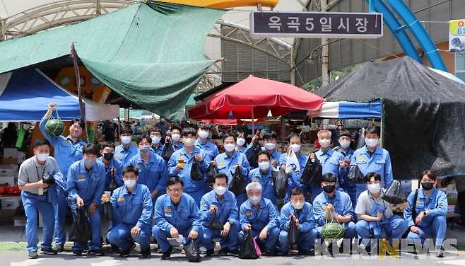 포스코 광양제철소가 ‘전통시장 가는 날’ 정해 부서별 방문으로 지역상권 살리기에 힘을 보탰다. (사진=광양제철소 제공)