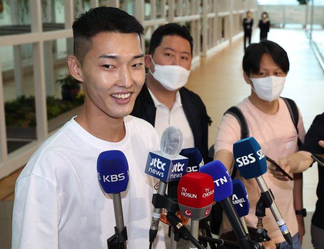 미국 오리건주 유진에서 열리는 2022 세계육상선수권대회에 출전하는 높이뛰기 우상혁이 30일 영종도 인천국제공항 제2여객터미널에서 출국하기에 앞서 취재진과 인터뷰를 하고 있다. 연합뉴스