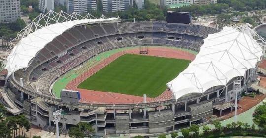 고양 종합경기장 모습. 파란 잔디의 필드와 붉은 색의 트랙이 갖춰져 있다.