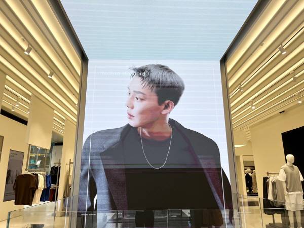 무신사 스탠다드 강남 1층 미디어 월에 버추얼 셀럽 `무아인`의 모습이 나오고 있다. [최아영 기자]