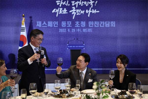 윤석열 대통령과 부인 김건희 여사(오른쪽)가 29일(현지시간) 스페인 마드리드 시내 한 호텔에서 열린 재스페인 동포 초청 만찬 간담회에서 건배하고 있다.  [마드리드 = 이승환 기자]