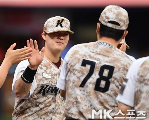 결승타 주인공 키움 전병우(30)가 30일 고척 KIA전 승리 후 홍원기 감독과 하이파이브하고 있다. 사진(서울 고척)=김재현 기자