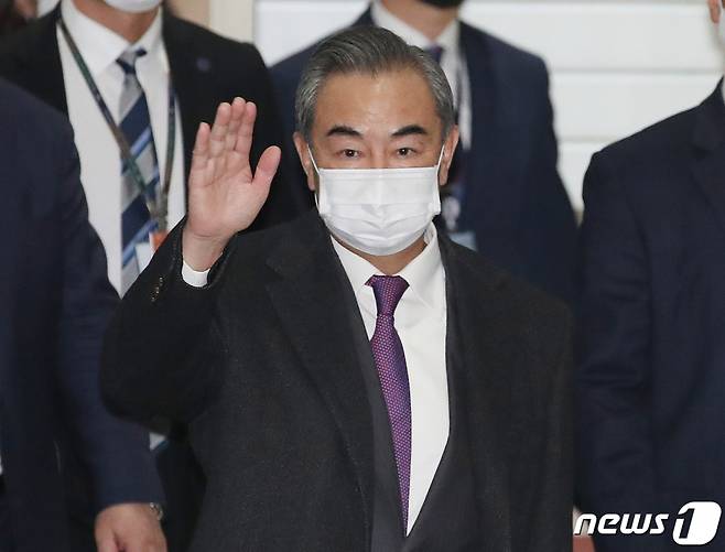 (인천공항=뉴스1) 송원영 기자 = 왕이 중국 외교부장 겸 국무위원이 25일 밤 인천국제공항을 통해 방한하고 있다. 왕이 외교부장은 26일 오전 외교부 청사에서 강경화 외교부 장관과 회담과 오찬을 가진 뒤, 오후에 청와대에서 문재인 대통령을 예방한다. 2020.11.26/뉴스1