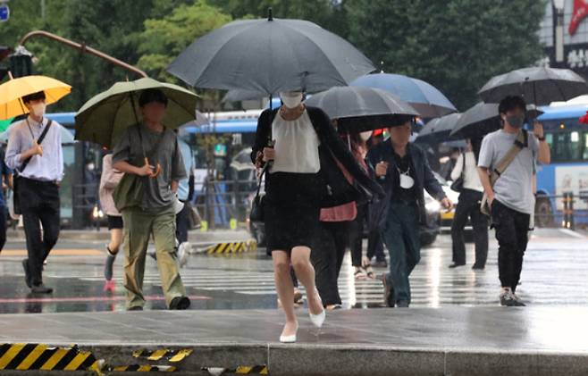 (서울=뉴스1) 송원영 기자 = 장마전선이 중부지방을 중심으로 강하게 발달하면서 수도권과 영서 남부, 충청 북부에 호우 경보가 발효된 30일 오전 서울 광화문 네거리에서 우산을 쓴 시민들이 출근길을 재촉하고 있다. 2022.6.30/뉴스1