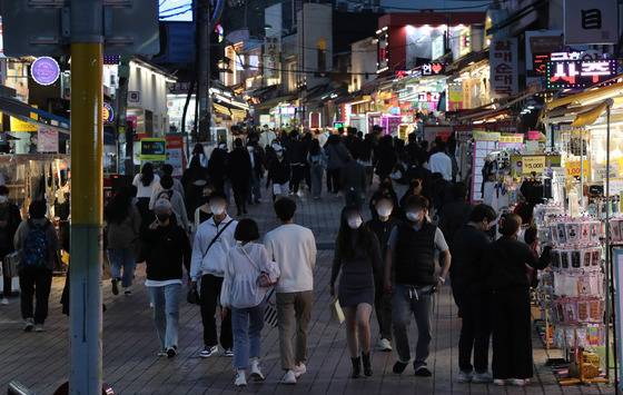 (서울=뉴스1) 박세연 기자 = 사회적 거리두기가 해제된 18일 저녁 서울 홍대거리가 시민들로 붐비고 있다. 이날부터 신종 코로나바이러스 감염증(코로나19)으로 2년 넘게 시행됐던 거리두기 조치가 대부분 종료됐다. 영업시간, 사적모임, 행사·집회, 종교활동, 실내취식금지 등 마스크 착용을 제외한 모든 사회적 거리두기 조치를 해제했다. 2022.4.18/뉴스1