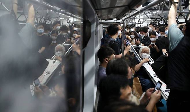 박경석 전국장애인차별철폐연대(전장연) 상임공동대표가 지난 13일 오전 서울 종로구 혜화역에서 지하철 탑승후 '장애인권리예산 보장'을 촉구하는 발언을 하고 있다. 2022.06.13./ 사진= 뉴시스