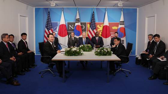 (마드리드=뉴스1) 오대일 기자 = 한미일 3국 정상이 29일(현지 시간) 스페인 마드리드 이페마 국제회의장에서 정상회담을 하고 있다. 왼쪽부터 윤석열 대통령, 조 바이든 미국 대통령, 기시다 후미오 일본 총리. (대통령실사진기자단) 2022.6.30/뉴스1