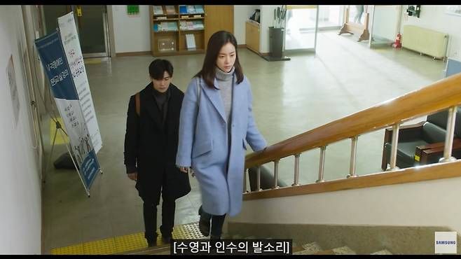 두 개의 빛 영화의 배리어프리 버전. 발소리 같은 효과음도 자막으로 다 표시된다./사진=두개의 빛 영화 화면 캡쳐