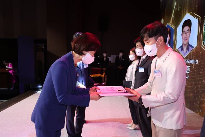 ㈜라피끄 이범주 대표(왼쪽에서 세 번째)가 '제57회 발명의 날' 행사에서 기념촬영을 하고 있다. (한국발명진흥회 제공)