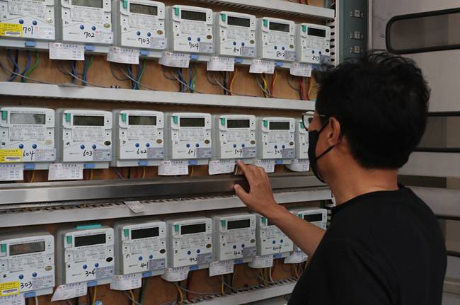 지난 28일 서울 시내 한 오피스텔에서 시민이 전력계량기를 살펴보고 있다. 한국전력은 7월부터 전기요금을 ㎾h당 5원 인상한다. 뉴시스