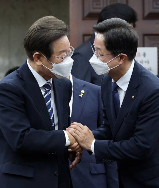 이재명(왼쪽) 더불어민주당 의원과 당대표 출마를 선언한 강병원 의원이 30일 오후 국회에서 열린 의원총회에서 악수하고 있다. 뉴시스