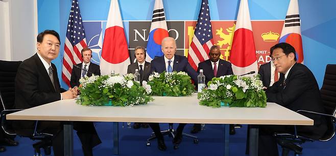 윤석열 대통령이 29일 스페인 마드리드 이페마(IFEMA) 컨벤션센터에서 열린 한미일 정상회담에서 조 바이든 미국 대통령, 기시다 후미오 일본 총리와 대화하고 있다. [연합]