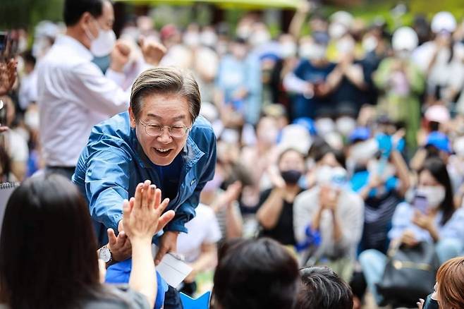 이재명 더불어민주당 의원이 지난 18일 인천시 계양구 계양산 야외공연장에서 열린 '이재명과 위로걸음' 행사에서 지지자들에게 인사하고 있다. [연합]