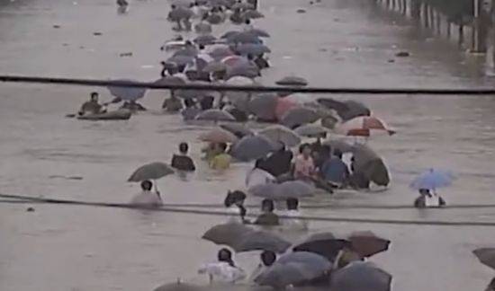 1990년대 허리까지 차오른 물길을 건너는 사람들의 모습. [트위터]