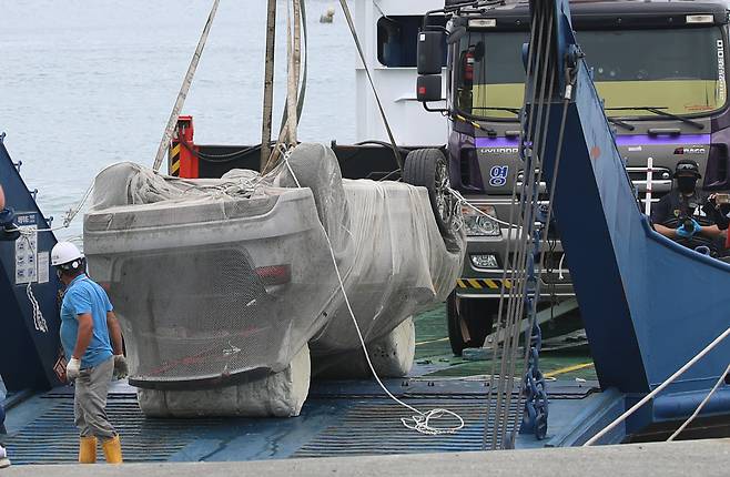 29일 오전 전남 완도군 신지면 송곡선착장 인근 방파제에서 경찰이 10ｍ 바닷속에 잠겨있는 조유나(10)양 가족의 차량을 인양하고 있다. 경찰은 실종된 조양의 가족과 차량을 찾기 위해 수중 수색하다 전날 가두리양식장 아래에 잠겨있는 차량을 발견했다. [연합]