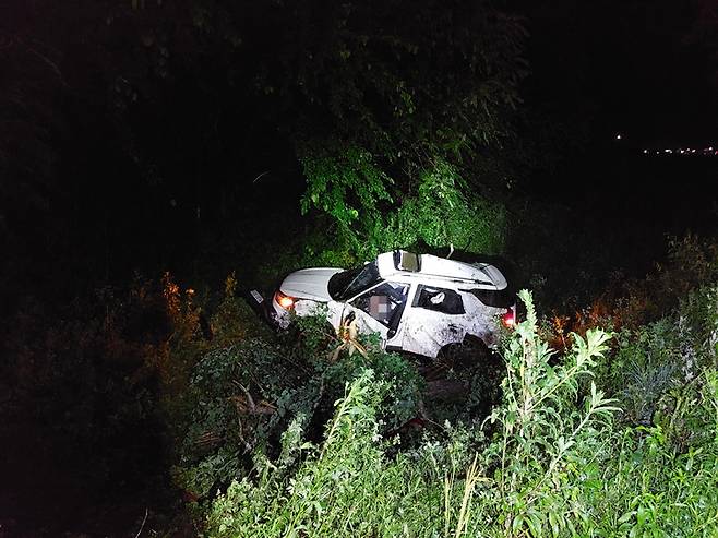 [영월=뉴시스] 김경목 기자 = 30일 오전 강원 영월군 주천면 신일리 82번 지방도에서 소형 SUV 티볼리 차량이 가로수 충격 후 3ｍ 아래로 추락했다. 1명은 심정지, 또 다른 1명은 중상인 상태로 병원에 옮겨졌다. (사진=강원도소방본부 제공) 2022.06.30. photo@newsis.com *재판매 및 DB 금지