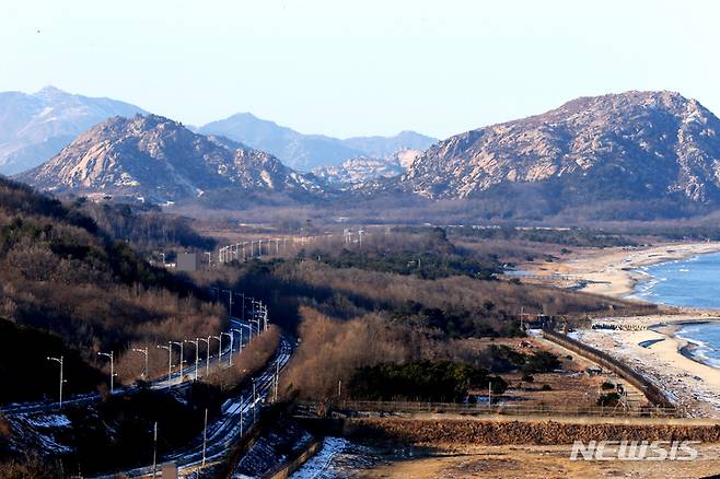 [고성(강원)=뉴시스] 김경목 기자 = 새해 첫날 신원이 밝혀지지 않은 월북자가 발생 동부전선 육군 제22보병사단을 비롯 육군에 비상이 걸렸다. 2일 오후 민간인이 들어갈 수 있는 최북단 강원도 고성군 통일전망대에서 북한 지역 군사분계선(MDL) 북한군 초소와 감호, 구선봉 등이 보인다. 2022.01.02. photo31@newsis.com