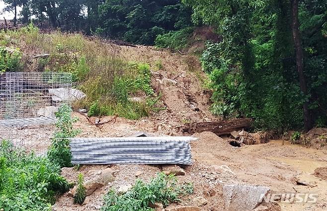 [인천=뉴시스] 김동영 기자 = 인천 강화군 삼산면 매음리 한 카페·캠핑장 신축 공사장 토사가 유출됐다. 2022.06.30. (사진=독자 제공)