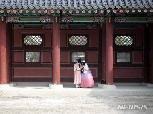 [서울=뉴시스]박미소 기자 = 3일 오후 서울 종로구 경복궁에서 한복을 입은 시민들이 궁궐을 거닐고 있다. 2021.03.03. misocamera@newsis.com