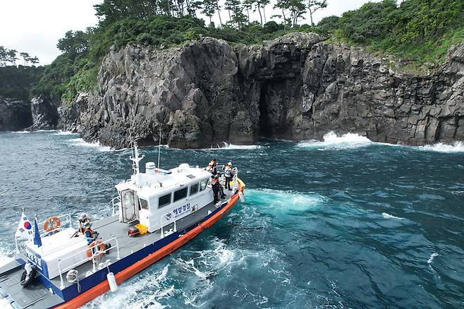[제주=뉴시스] 오영재 기자 = 제주 해경이 수난 사고를 대비한 민·관·군 합동 훈련을 하고 있다.(사진 = 제주지방해양경찰청 제공) 2022.06.30. photo@newsis.com *재판매 및 DB 금지