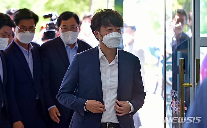 [경주=뉴시스] 이무열 기자 = 이준석 국민의힘 대표가 30일 오전 경북 경주시 양남면 한국수력원자력(주) 월성원자력본부 홍보관으로 들어서고 있다. 2022.06.30. lmy@newsis.com