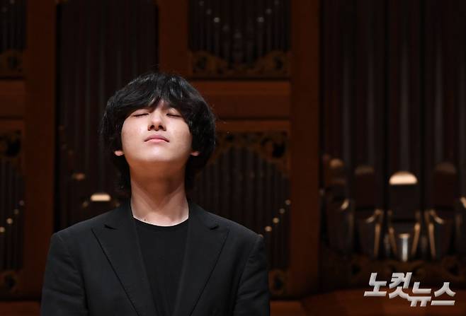 제16회 반 클라이번 콩쿠르에서 우승을 차지한 피아니스트 임윤찬이 30일 오후 서울 서초구 한국예술종합학교 서초캠퍼스 이강숙홀에서 기자간담회 전 취재진을 향해 포즈를 취하고 있다. 황진환 기자