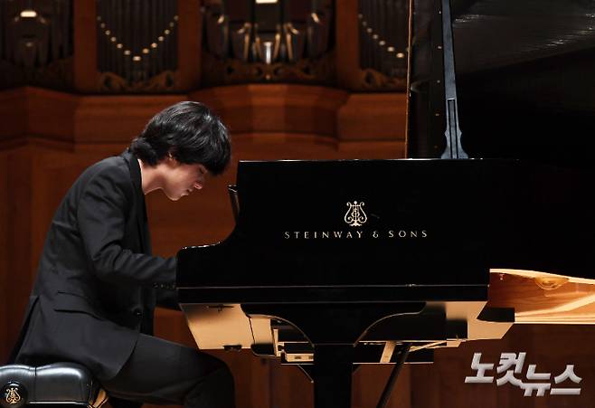 제16회 반 클라이번 콩쿠르에서 우승을 차지한 피아니스트 임윤찬이 30일 오후 서울 서초구 한국예술종합학교 서초캠퍼스 이강숙홀에서 기자간담회 전 연주를 하고 있다. 황진환 기자