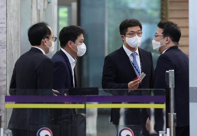 최지석 대검찰청 형사정책담당관(오른쪽) 등 검찰 측 관계자들이 30일 정부과천청사 법무부에서 열린 검·경 협의체 실무협의 첫 회의를 마친 뒤 떠나기 전 로비에서 논의하고 있다. 연합뉴스