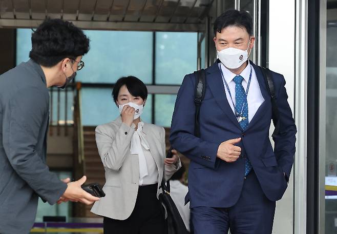 최종상 경찰청 책임수사시스템정비 TF단장(오른쪽)과 이은애 경찰청 수사구조개혁 1팀장 등 경찰 측 관계자들이 30일 정부과천청사 법무부에서 열린 검·경 협의체 실무협의 첫 회의를 마친 뒤 떠나고 있다. 연합뉴스