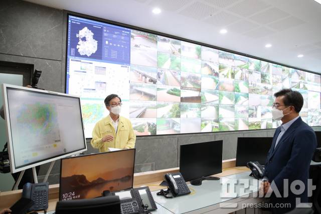 ▲30일 경기도청 재난상황실을 방문해 집중호우 피해상황을 살피고 있는 김동연 경기도지사 당선인. ⓒ경기도지사직 인수위원회