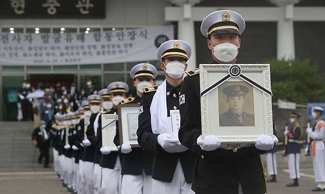 29일 서울 동작구 국립서울현충원에서 열린 6·25전쟁 전사자 발굴 유해 합동안장식에서 국방부 유해발굴감식단 장병들이 호국영웅들의 영현을 봉송하고 있다. 뉴스1